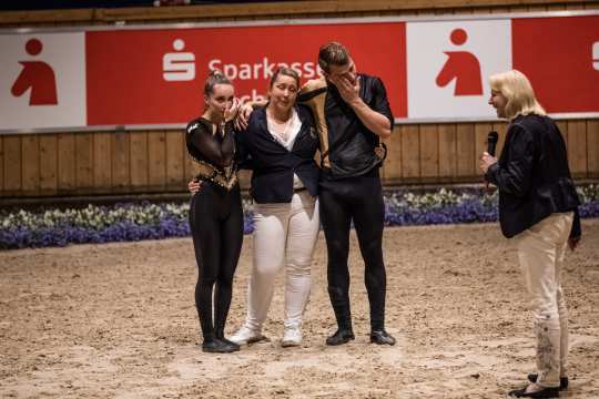 Pas de Deux-Weltmeister Chiara Congia und Justin van Gerven gemeinsam mit Longenführerin Alexandra Knauf. Foto: CHIO Aachen/Franziska Sack