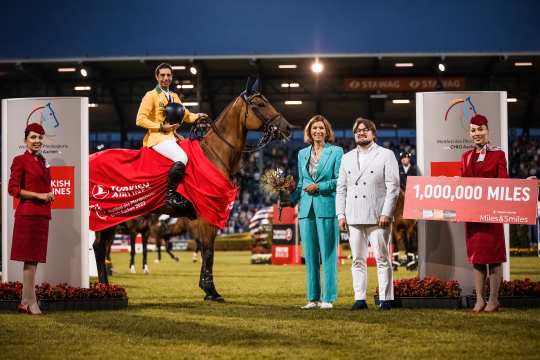 The photo shows the winner Yuri Mansur together with Rafet Fatih Ozgur (Senior Vice President / Corporate Communications, Turkish Airlines) and ALRV President Stefanie Peters. Photo: CHIO Aachen/Franziska Sack