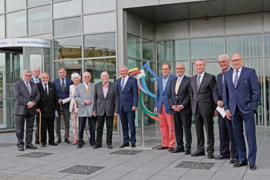 Carl Meulenbergh (in the middle) has distinguished long-time employees.