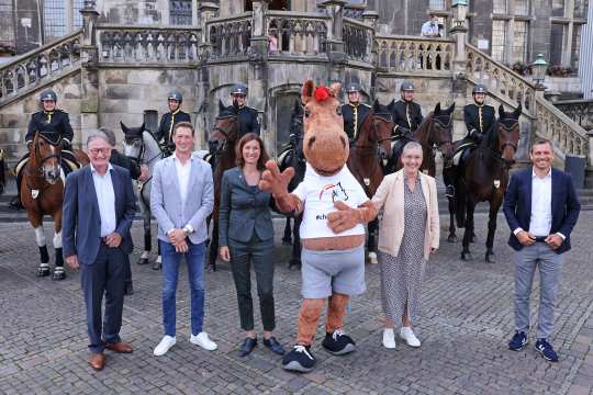 The photo shows CHIO mascot Karli with (from right) Michael Mronz, Sibylle Keupen, Stefanie Peters, Daniel Deußer and Frank Kemperman. Photo: CHIO Aachen/ Andreas Steindl 