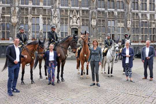 In front of Aachen’s Town Hall and accompanied by a delegation of Aachen’s City Riders, (f.t.l.) Michael Mronz, Isabell Werth, Stefanie Peters, Sibylle Keupen and Frank Kemperman are looking forward to the CHIO Aachen 2022. (Photo: CHIO Aachen/Andreas Steindl).