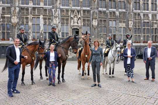 Mit einer Abordnung der Aachener Stadtreiter freuen sich vor der Kulisse des Aachener Rathauses (v. l.) Michael Mronz, Isabell Werth, Stefanie Peters, Sibylle Keupen und Frank Kemperman auf den CHIO Aachen 2022 (Foto: CHIO Aachen/ Andreas Steindl).