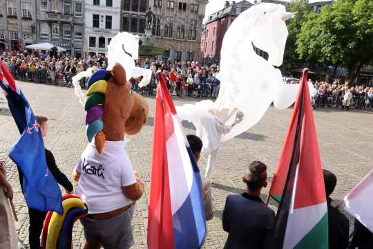 Huge convoy on the market square in Aachen – the CHIO is in the city. Photo: CHIO Aachen/Andreas Steindl