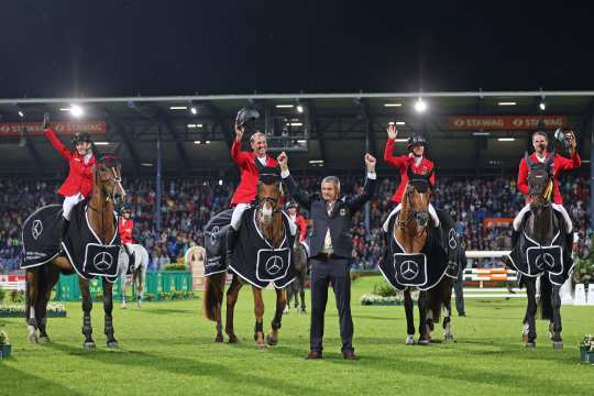 Das Foto zeigt die siegreiche deutsche Mannschaft aus dem Mercedes-Benz Nationenpreis 2022 gemeinsam mit Bundestrainer Otto Becker. Foto: CHIO Aachen/ Andreas Steindl