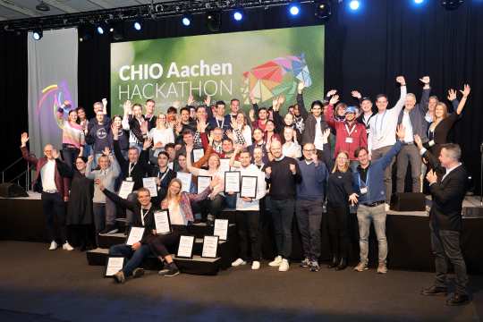 Teilnehmer, Organisatoren und Jury des zweiten CHIO Aachen CAMPUS-Hackathons. Vorne in der Mitte die beiden Sieger Stephanie Käs und Henrik Thillmann. Foto: CHIO Aachen/ Andreas Steindl.