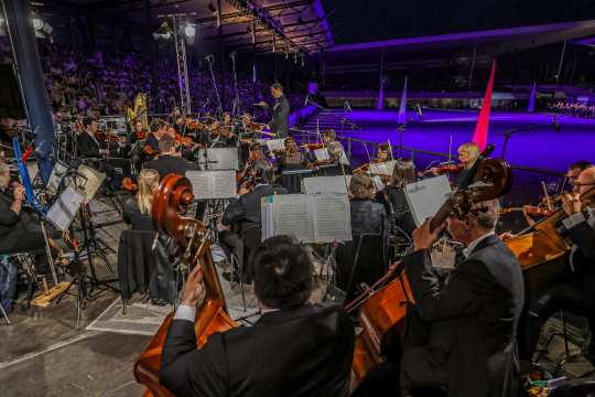 Das Sinfonieorchester Aachen unter der Leitung von Generalmusikdirektor Christopher Ward während Pferd & Sinfonie 2023.