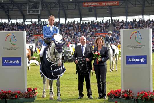 Ingrid Klimke mit Hale Bob beim DHL-Preis beim CHIO Aachen 2017. Copyright: CHIO Aachen/ Arnd Bronkhorst download Dem Sieger gratulieren ALRV-Aufsichtsratsmitglied Stefanie Peters und Dr. Hans-Jochen Schübbe, Leiter der Vertriebsdirektion Köln, Allianz Deutschland.