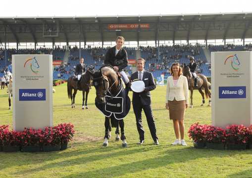 The winner Scott Brash is congratulated by Oliver Leber, Sales Director Allianz Cologne, and ALRV President Stefanie Peters. Photo (c) CHIO Aachen / Michael Strauch