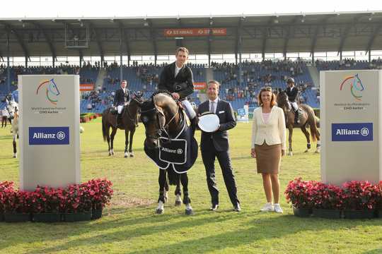 The winner Scott Brash is congratulated by Oliver Leber, Sales Director Allianz Cologne, and ALRV President Stefanie Peters. Photo (c) CHIO Aachen / Michael Strauch