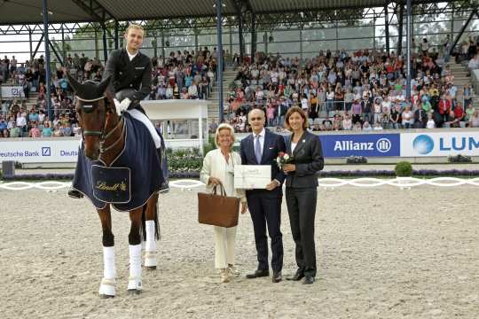 Dr. Adalbert Lechner, Lindt & Sprüngli AG, and Elisabeth Gürtler, Lindt & Sprüngli AG as well as CEO Hotel Sacher Eduard Sacher GesmbH, congratulate the winner together with Stefanie Peters, ALRV advisory board. 