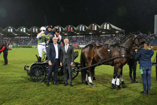 Das Foto zeigt das siegreiche Team, David Schnabel (Geschäftsführer der MERKUR Spielbanken) und ALRV-Aufsichtsratsmitglied Dr. Thomas Förl. Foto: CHIO Aachen/Michael Strauch