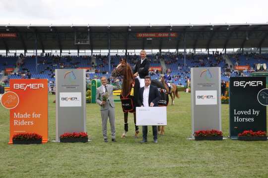 The photo shows the winner David Will together with Bernhard Bock (Head of Marketing of BEMER International AG) and Dr. Thomas Förl. Photo: CHIO Aachen/Michael Strauch