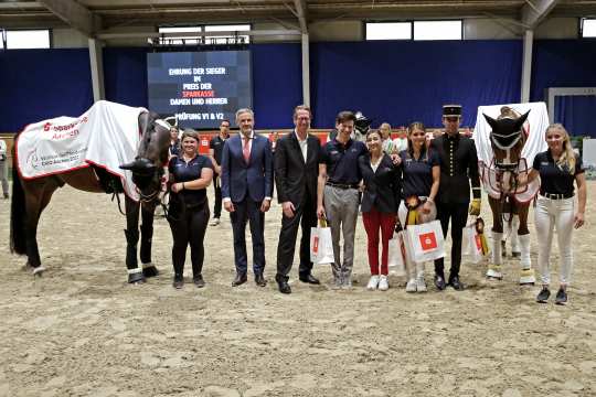 Den beiden Siegern in der Einzelkonkurrenz (Mitte) gratulieren ALRV-Aufsichtsrat Dr. Thomas Förl (2.v.l.) und Thomas Salz, Vorstandsmitglied der Sparkasse Aachen (3.v.l.).  Foto: CHIO Aachen/ Michael Strauch