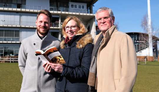 Das Foto zeigt die Autorin Ingrid Davis (Mitte) mit Buchhändler Marcel Emonds (rechts) und CHIO Aachen-Pressesprecher Tobias Königs (links). Foto: CHIO Aachen/Melanie Pyschny