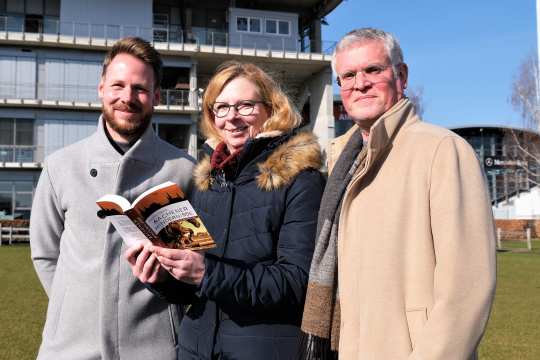 Das Foto zeigt die Autorin Ingrid Davis (Mitte) mit Buchhändler Marcel Emonds (rechts) und CHIO Aachen-Pressesprecher Tobias Königs (links). Foto: CHIO Aachen/Melanie Pyschny