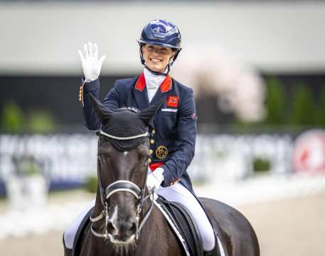 Das Foto zeigt Charlotte Fry, die Doppel-Weltmeisterin in der Dressur. Foto: CHIO Aachen/Arnd Bronkhorst