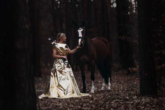 Das Foto zeigt Olympiasiegerin Julia Krajewski auf den Spuren des mythischen Königs Artus und seines legendären Schwertes Excalibur. Bild: CHIO Aachen/Diana Wahl