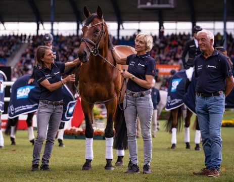 Das Foto zeigt den Stargast, SAP Hale Bob OLD und seine langjährige Reiterin und Besitzerin Ingrid Klimke, seine Pflegerin Carmen Thiemann und den ehemaligen Bundestrainer der Vielseitigkeitsreiter, Hans Melzer. Foto: CHIO Aachen/Jil Haak