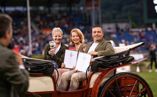 Das Foto zeigt die drei Platzierten der „Silberne Kamera“, Pauline von Hardenberg (l.), Diana Wahl (m.) und Andreas Steindl (r.). Foto: CHIO Aachen/Jil Haak