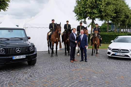 Das Foto zeigt Matthias Hindemith (links), Carl Meulenbergh und im Hintergrund einige der Aachener Stadtreiter. Foto: CHIO Aachen.