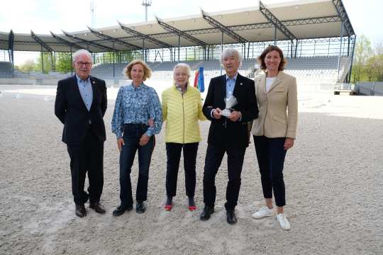 ALRV-Präsidentin Stefanie Peters bedankt sich bei langjährigen Vereinsmitgliedern (Foto: CHIO Aachen).