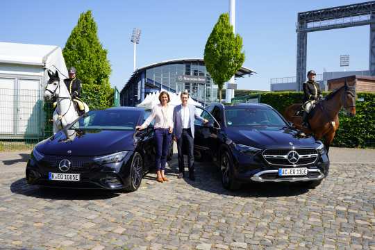 Das Foto zeigt Stefanie Peters, Matthias Hindemith und im Hintergrund Mitglieder der Aachener Stadtreiter. Foto: CHIO Aachen