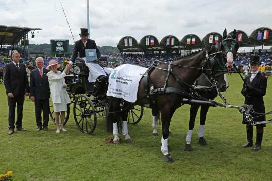 Carlita Grass-Talbot and Richard von Wittgenstein-Talbot as well as ALRV vice president Baron Wolf von Buchholtz gratulate the winner. Foto: CHIO Aachen/Michael Strauch