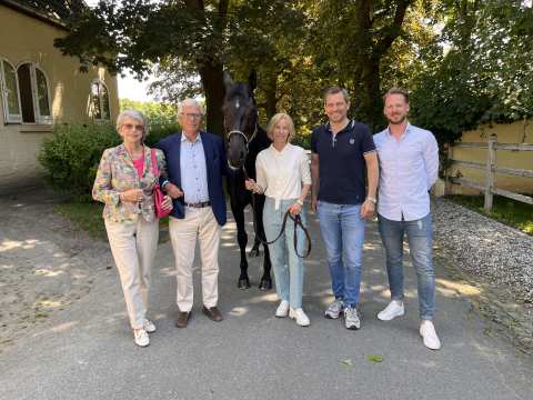 Das Foto zeigt die Jury des Medienpreises „Das Silberne Pferd“ (von links nach rechts: Dr. Ute Gräfin Rothkirch (DRFV-Vorstandsmitglied), Wolfgang Brinkmann (Deutscher Reiter- und Fahrerverband, DRFV), Nadine Capellmann (Dressurreiterin), Michael Mronz (Geschäftsführer der Aachener Reitturnier GmbH) und Tobias Königs (Pressesprecher CHIO Aachen). Foto: CHIO Aachen