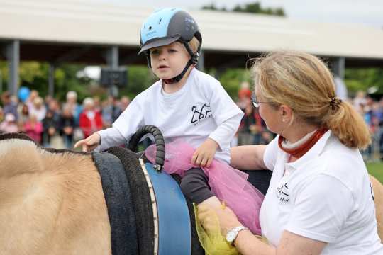 Das Foto zeigt einen Programmpunkt des Therapeutischen Reitens beim Soerser Sonntag. Das Bild kann honorarfrei verwendet und hier hochauflösend heruntergeladen werden (Foto: CHIO Aachen/ Andreas Steindl).