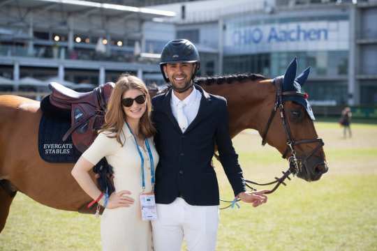 Jennifer Gates und Nayel Nassar vor dem CHIO Aachen Hauptstadion. Foto: Evergate Stables