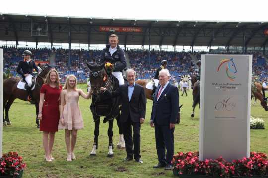 Prize giving ceremony  German U25 Trophy of the Stiftung Deutscher Spitzenpferdesport, Prize of Family Müter - Finale Photo: CHIO Aachen / Michael Strauch