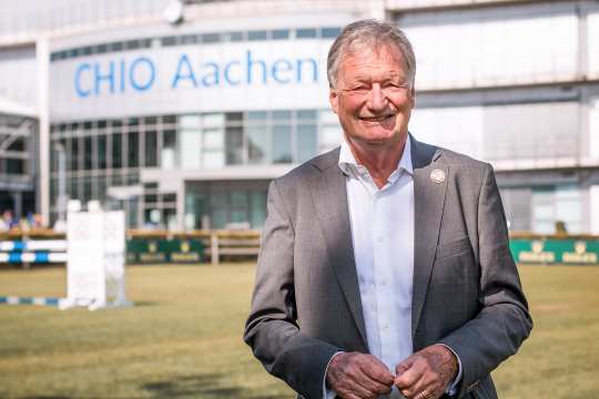 Frank Kemperman vor der Geschäftsstelle des Aachen-Laurensberger Rennvereins e.V.