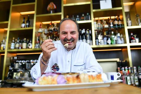 Schmeckt. Johann Lafer probiert die "Cavaletti Lavazza". Foto: CHIO Aachen/ Uwe Anspach