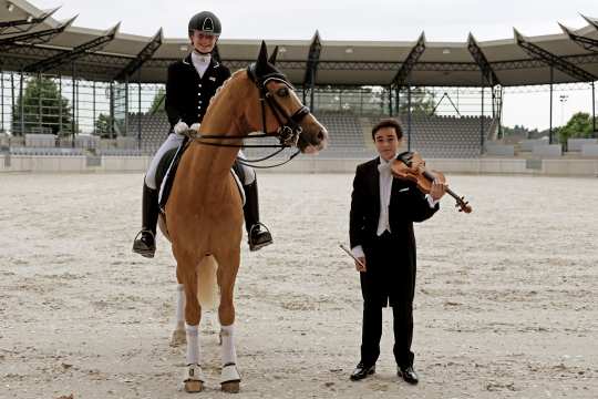 Johanna Kullmann im Sattel von "Casino Royale" und Enzo Kok. Foto: CHIO Aachen