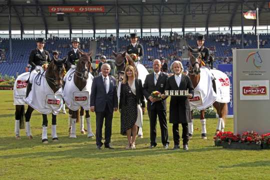 Dem siegreichen Team und Equipechef Klaus Röser (vorne, 2.v.r.) gratulieren v.l. ALRV-Präsident Carl Meulenbergh, Schauspielerin Nastassja Kinski, und Hermann Bühlbecker, Inhaber der Lambertz Gruppe. Foto: CHIO Aachen/ Michael Strauch