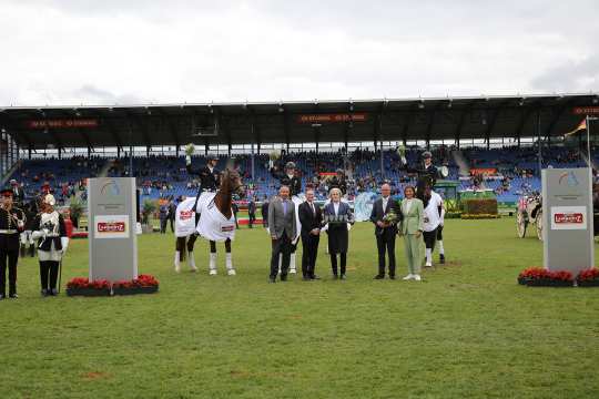 The photo shows the winning German team together with Prof. Dr. Hermann Bühlbecker (sole owner of Aachener Printen- und Schokoladenfabrik Henry Lambertz GmbH & Co. KG), Federal Minister Dr. Volker Wissing, FN President Hans-Joachim Erbel and ALRV President Stefanie Peters). Photo: CHIO Aachen/Michael Strauch