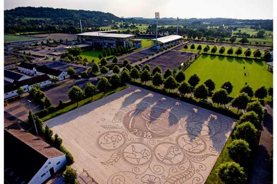 Echte Sandarbeit: CHIO Aachen-Kunst auf 70x70 Meter. Foto: Martin Stockberg