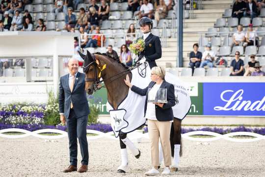 The photo shows the winner Annabella Pidgley together with Anja Heeb-Lonkwitz (Managing Director of the Liselott and KlausRheinberger Foundation) and ALRV Supervisory Board member Jürgen Petershagen. Photo: CHIO Aachen/Jasmin Metzner