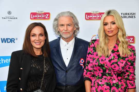 Traditionell empfängt Co-Gastgeber Prof. Dr. Hermann Bühlbecker die Gäste der CHIO Aachen Media Night auf dem Roten Teppich. Hier empfängt er im Jahr 2019 Schauspielerin Sonja Kirchberger (links) und Model Rosanna Davison. Foto: CHIO Aachen/ Raphael Stötzel