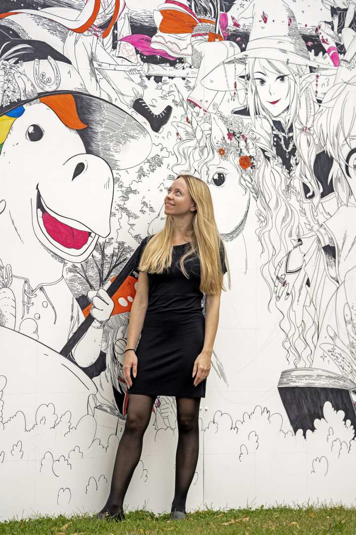 CHIO Aachen employee, Anne, in front of the selfie spot created by Lisa Santrau. Photo: CHIO Aachen/ Jil Haak 