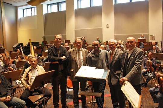 v.l. Michael Schmitz-Aufterbeck, Frank Kemperman, Kazem Abdullah, Carl Meulenbergh und Udo Rüber im Probenraum des Sinfonieorchesters Aachen.
