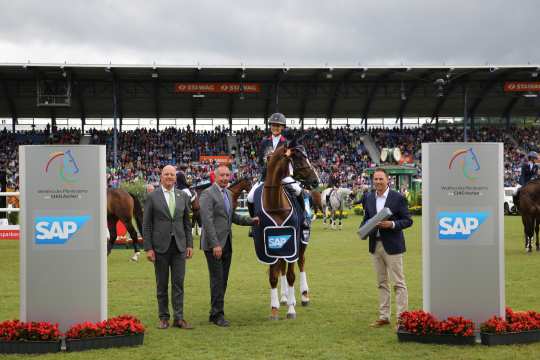 The winner in the individual classification, Yasmin Ingham, together with Sven Mulder (Managing Director of SAP Deutschland SE & Co. KG), Hans-Joachim Erbel (FN President) and Jürgen Petershagen (ALRV Supervisory Board Member). Photo: CHIO Aachen/Michael Strauch