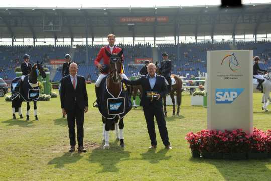 from left ALRV Board Member Jürgen Petershagen, Thomas Esser, SAP Equestrian Team and Hans-Joachim Erbel, President of the German Equestrian Association (FN), congratulate the winning team. Photo: CHIO Aachen/Michael Strauch