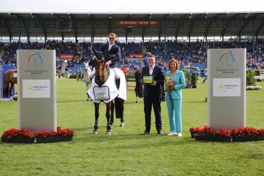 Dem Sieger Daniel Coyle gratulieren: Dr. Tim Grüttemeier, Städteregionsrat der Städteregion Aachen und ALRV-Präsidentin Stefanie Peters. Foto: CHIO Aachen/ Michael Strauch