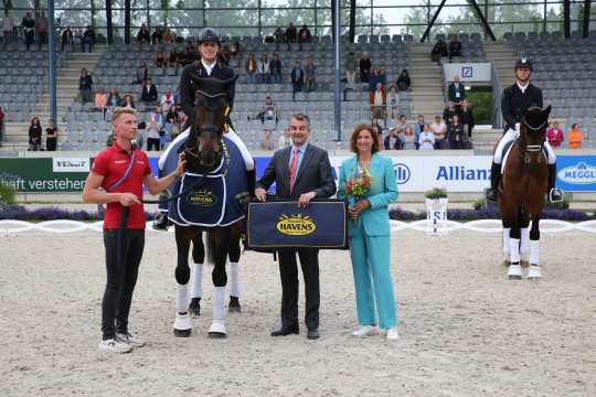 The photo shows the winner Frederic Wandres on his Duke of Britain together with HAVENS General Manager Joris Kaanen and ALRV President Stefanie Peters. Photo: CHIO Aachen/Michael Strauch