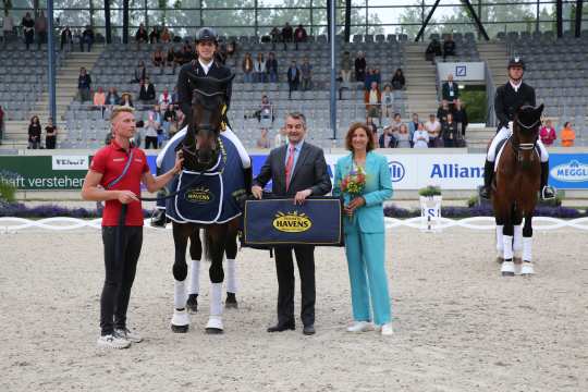 Das Foto zeigt Sieger Frederic Wandres auf seinem Duke of Britain gemeinsam mit HAVENS-Geschäftsführer Joris Kaanen und ALRV-Präsidentin Stefanie Peters. Foto: CHIO Aachen/Michael Strauch