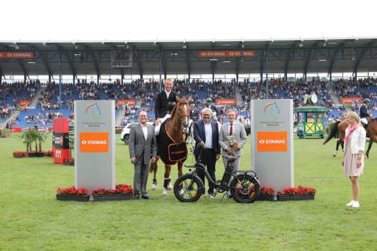 The photo shows the winner David Will together with the STAWAG Board Members Dr. Christian Becker and Wilfried Ullrich as well as Dr. Thomas Förl. Photo: CHIO Aachen/Michael Strauch