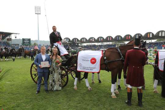 Das Foto zeigt Sieger Chester Weber gemeinsam mit Jeremy Hammer (Geschäftsführer Martello Immobilienmanagement GmbH & Co. KG) und seiner Frau Elena. Foto: CHIO Aachen/Michael Strauch
