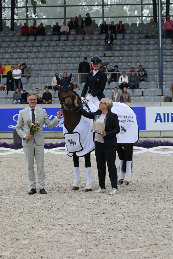 The photo shows the winner Annabella Pidgley together with Anja Heeb-Lonkwitz (Managing Director of the Liselott and Klaus Rheinberger Foundation) and ALRV Supervisory Board member Dr. Thomas Förl. Photo: CHIO Aachen/ Michael Strauch