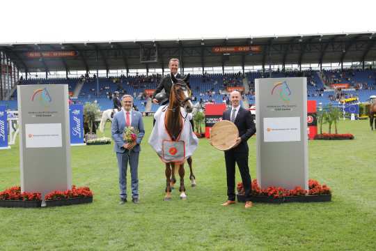 The photo shows the winner of the Prize of the Skilled Crafts, Marc Dilasser and Marco Herwartz, the President of the Aachen Chamber of Skilled Crafts (r.) and ALRV Supervisory Board member Dr. Thomas Förl (l.). Photo: CHIO Aachen/Michael Strauch